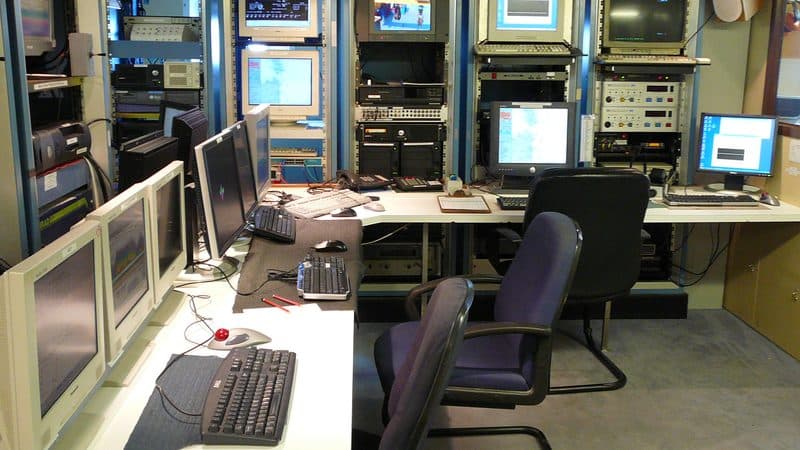 釧路のオフィスでプログラミングをするエンジニア