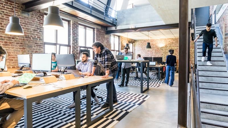 釧路市内のコワーキングスペースで働く起業家