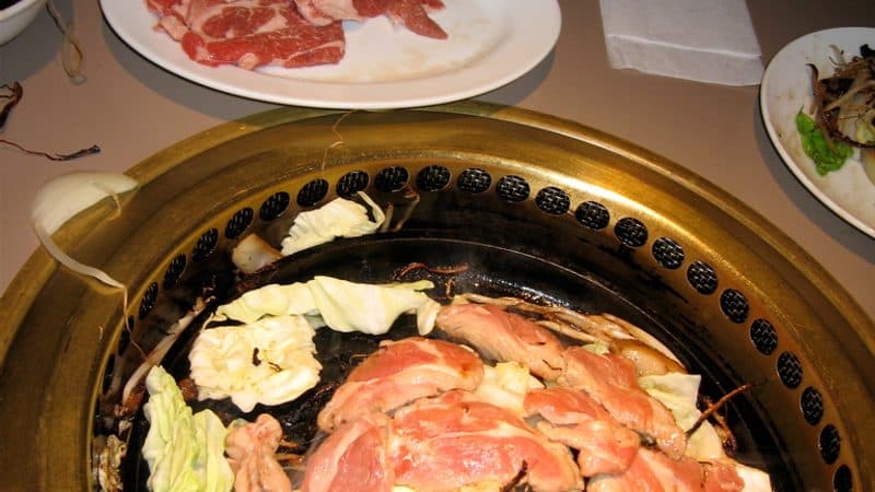 ジンギスカン鍋で焼かれる新鮮なラム肉