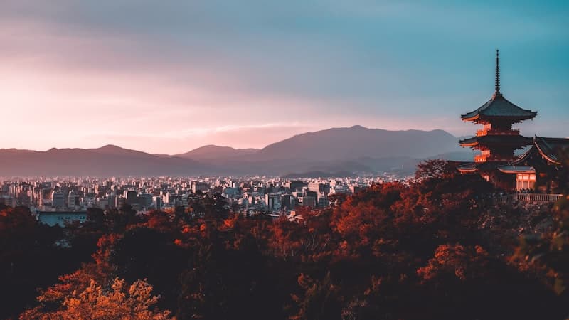 エメラルドグリーンの阿寒湖と雄阿寒岳
