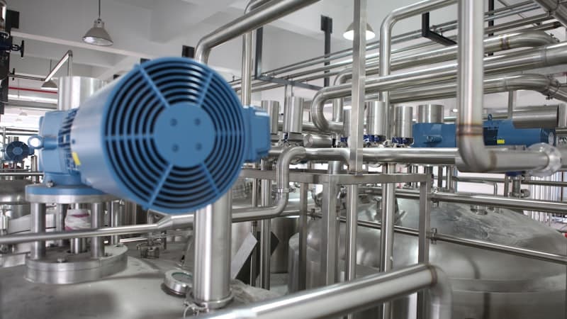 日本製紙釧路工場の煙突がそびえる釧路の風景