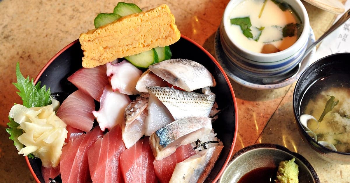釧路のマルシェ・朝市で並ぶ地元生産者の新鮮食材とグルメが賑わう週末の市場風景