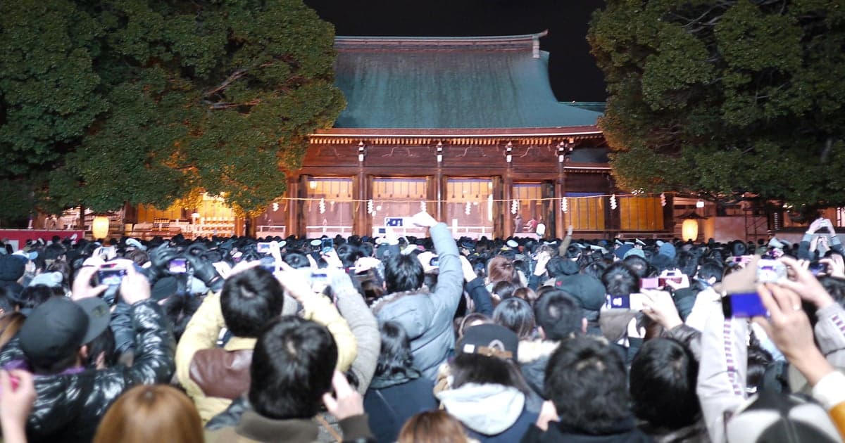 釧路の神社仏閣で新年を迎える初詣風景、雪に包まれた道東の正月の光景