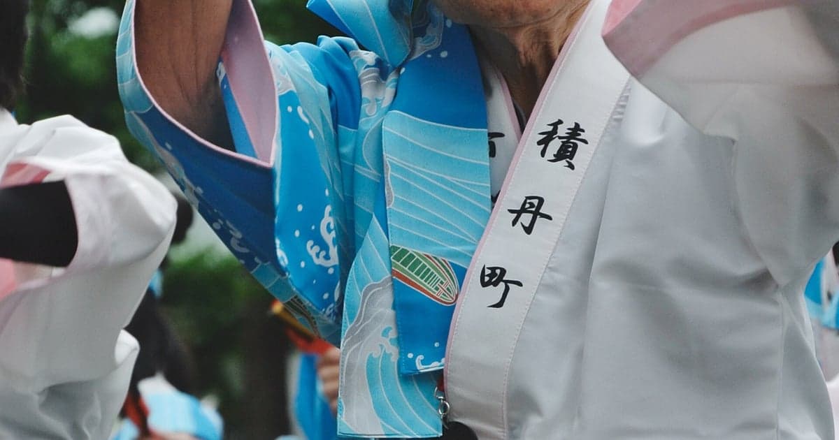 夏祭りの提灯が並ぶ釧路の商店街
