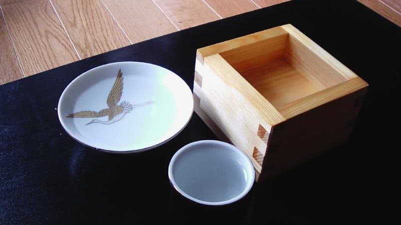 釧路の地酒と道東産の日本酒・クラフトビール・ワインが並ぶ酒器の風景