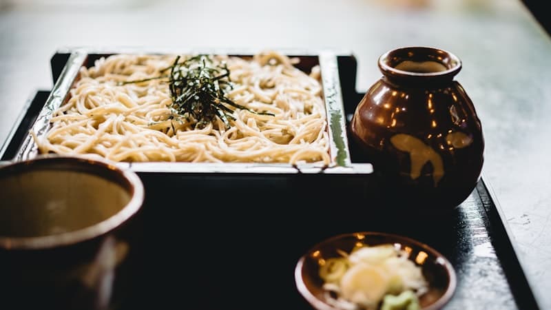 釧路名物の緑がかった独特のそば、ざるそばと薬味で楽しむ道東の蕎麦文化