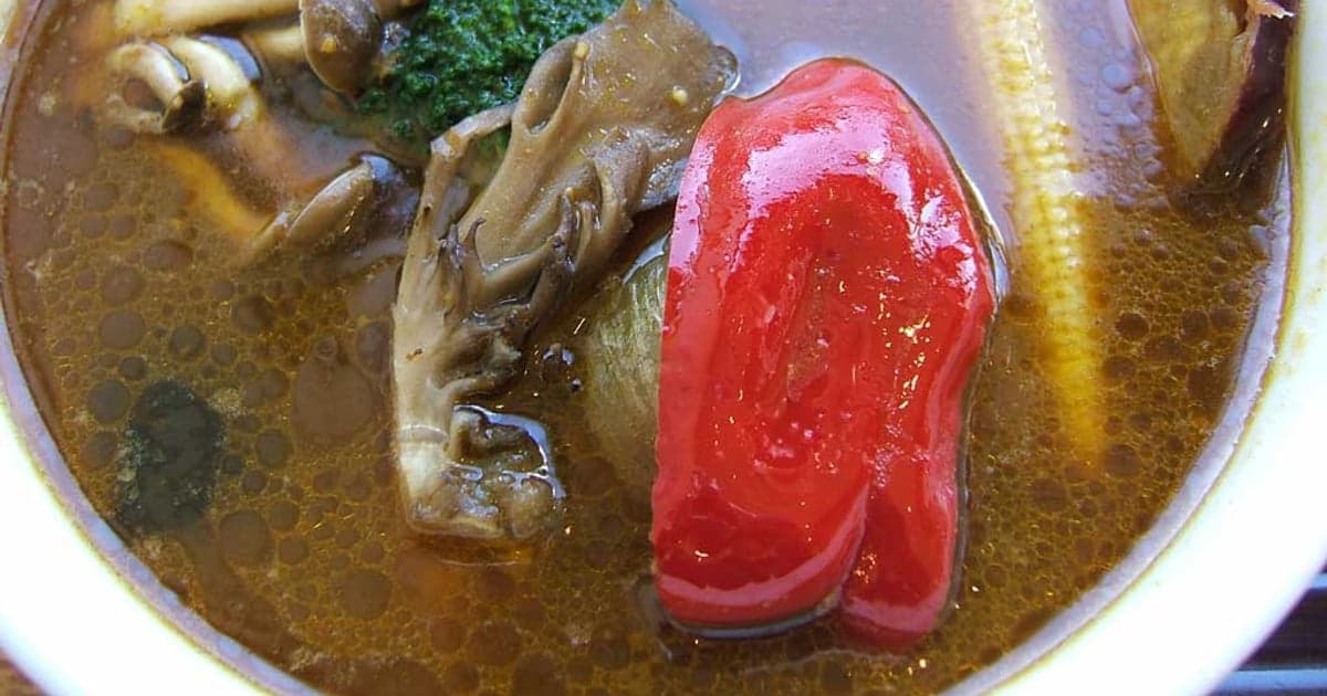 釧路のスープカレー専門店で提供される道東野菜たっぷりの北海道スープカレー