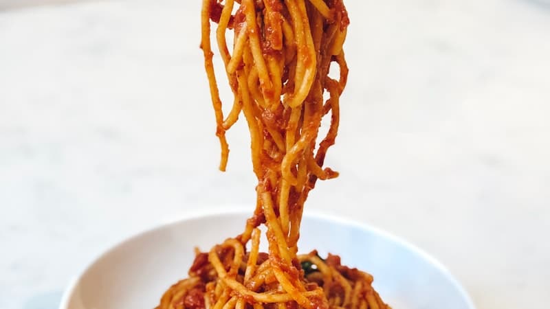 釧路発祥のB級グルメ・スパカツ、鉄板の上でミートソーススパゲティにカツをのせた名物料理