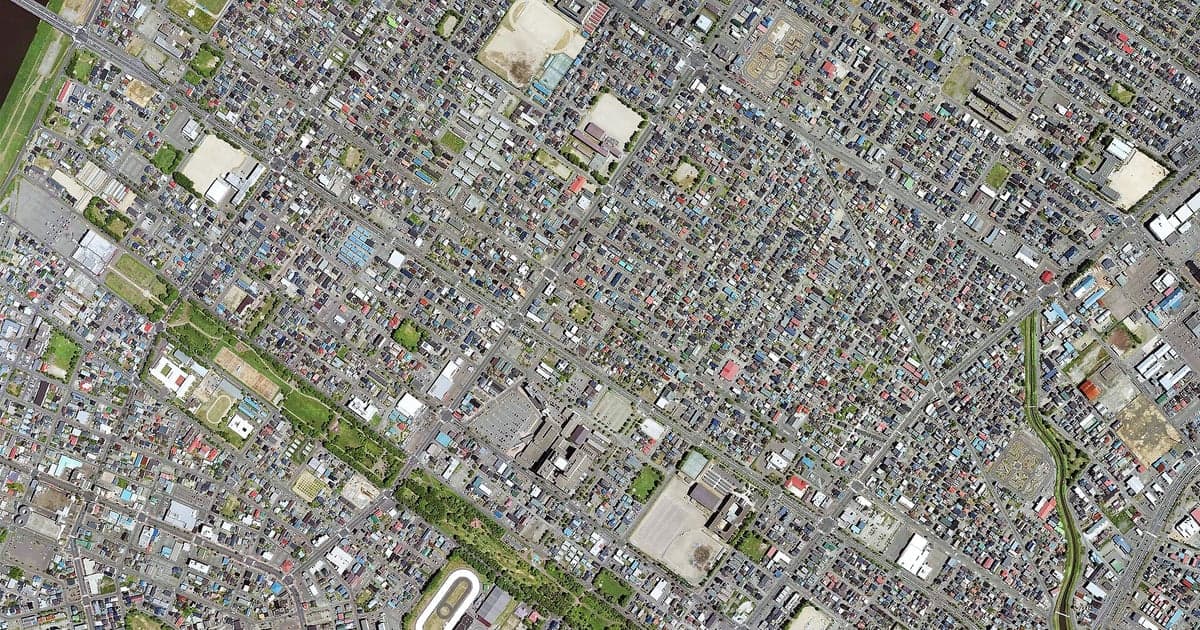 釧路の公園で遊ぶ親子のイメージ