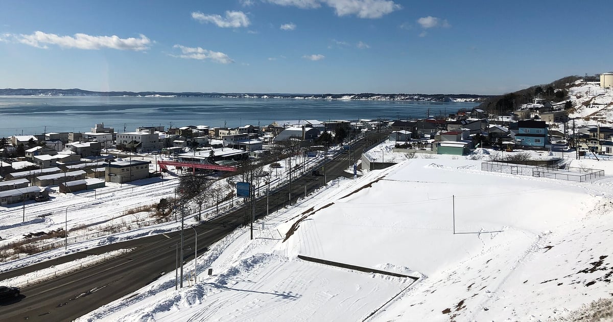 厚岸湖にかかる厚岸大橋と牡蠣島(弁天島)の景観