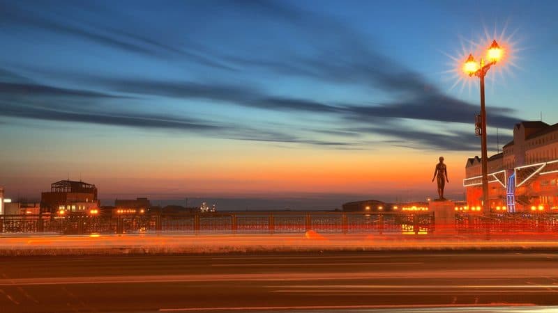 夕焼けに染まる幣舞橋のシルエット