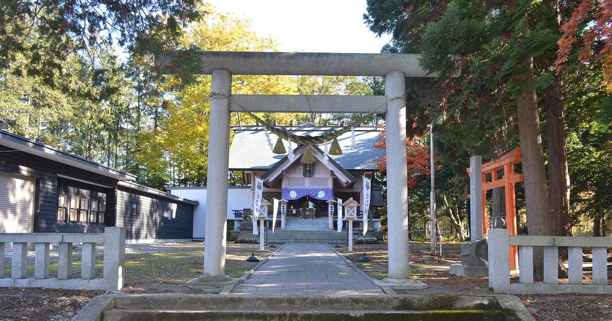 雪化粧した釧路の神社の鳥居と参道