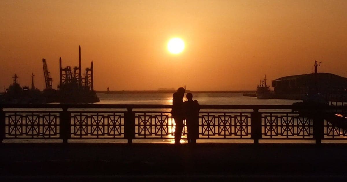 世界三大夕日のひとつに数えられる釧路・幣舞橋から眺める美しい夕日の絶景